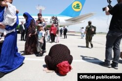 Первая группа женщин и детей, возвращенных из Сирии в Узбекистан. Май 2019 года