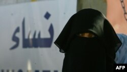 Айрым жоолукчан кыз-келиндерге карата кыргызга жат кийимерди, маданиятты алып келүүдө деген сындар көп.