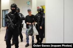 Nati Meir este escortat de forțe de ordine la aducerea acestuia în țară din Grecia, pe Aeroportul Otopeni, 27 decembrie 2024.