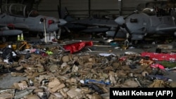 د کابل هوايي ډګر کې د ویجاړو شویو پوځي تجهیزاتو پاتې شونې. August 31, 2021