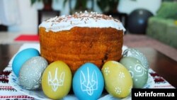 Великодня паска та крашанки, фото ілюстративне
