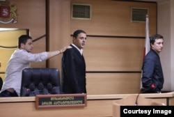 ყოფილი მაღალი თანამდებობის პირი, რომეო მიქაუტაძე სასამართლო სხდომაზე. ფოტო გადაღებულია 2025 წლის 21 ივლისს, როცა მას მოსამართლე არსენ კალატოზიშვილმა აღკვეთის ღონისძიებად პატიმრობა შეუფარდა.