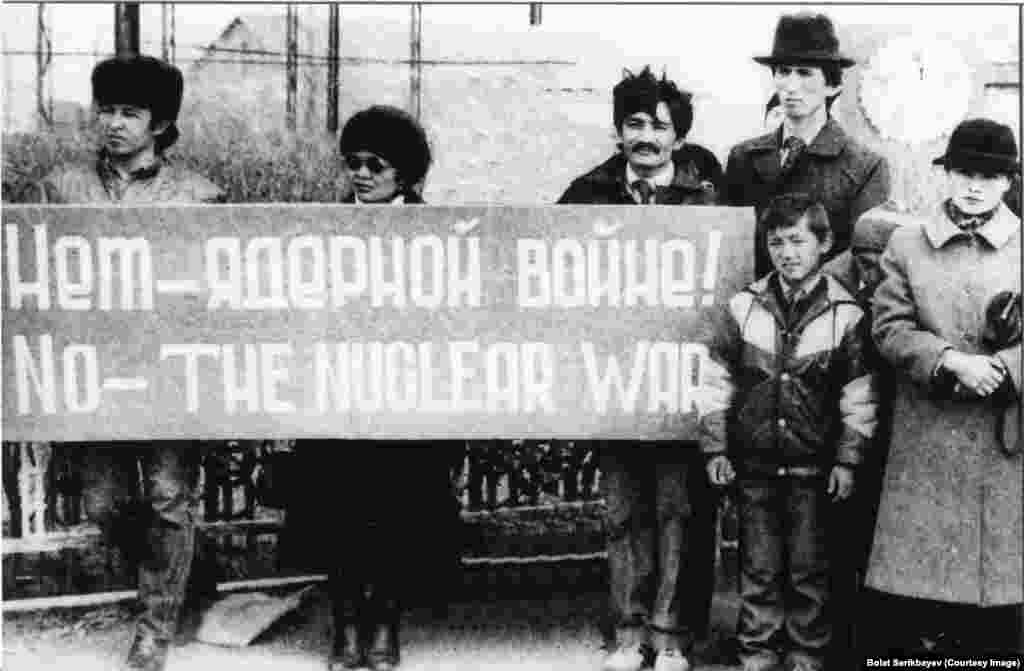 Семей полигонын жабуды талап етіп тұрған бір топ жергілікті дәрігер мен журналист. Қара қалпақты адам - "Невада-Семей" антиядролық қозғалысының жергілікті белсендісі Болат Серікбаев.