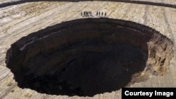 فرونشست زمین در یکی از زمین‌های کشاورزی در غرب ایران