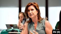 "Ovdje (BiH) je sve pitanje života i smrti, sve postaje kulturni rat, što ljude ili radikalizira ili potpuno isključi iz praćenja vijesti", kaže Valery Perry, ekspertkinja za Zapadni Balkan.