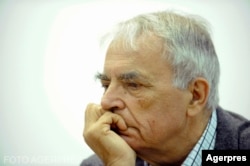 Criticul literar Nicolae Manolescu a realizat mai multe emisiuni împreună cu Monica Lovinescu, fiind de multe ori invitat în emisiunile ei de la Europa Liberă.