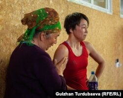 Күрөшкө катышкан кызын колдоо үчүн келген апа.