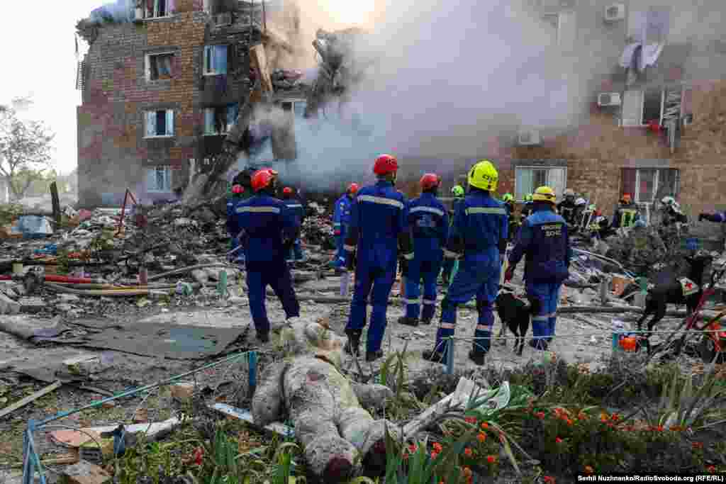 Рятувальники біля житлового будинку, в який влучила російська ракета. Київ, 28 серпня 2025 року