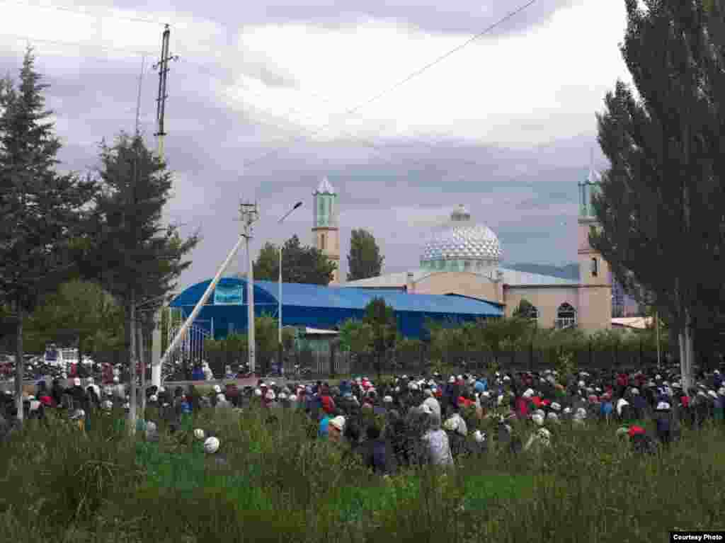 Талас шаарында айт намазды борбордук "Ааль Альбайт" мечитинде окушту.&nbsp;