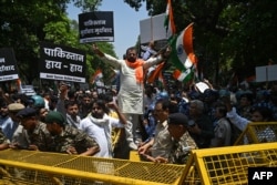Манифестация индийских ультраправых националистов, направляющихся с зданию посольства Пакистана в Дели. 24 апреля 2025 года