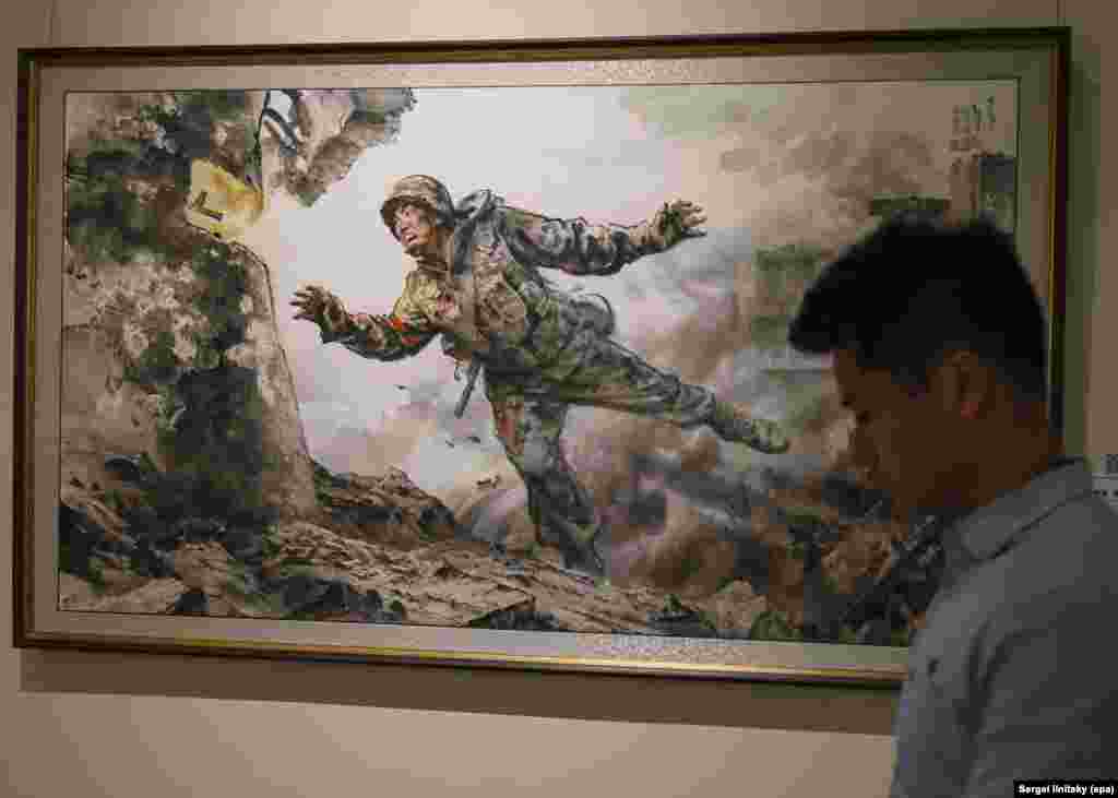 یک بوم نقاشی با عنوان «اهدای زندگیِ گرانبهای من» در نمایشگاهی از هنر کره شمالی در مسکو در ۸ اکتبر.این نقاشی یکی از چند آثار به نمایش در آمده در این نمایشگاه است که سربازان کره شمالی را، که برای جنگ روسیه به اوکراین اعزام شده بودند، به تصویر می‌کشد.