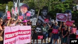 Manifestație la care participanții poartă portrete și pancarte cu prizonierii israelieni din Gaza din 7 octombrie 2023. 7 octombrie 2025.