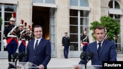 Kryeministri i Kosovës, Albin Kurti (majtas), në takim me presidentin francez, Emmanuel Macron, qershor 2021.