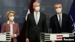 NATO Secretary-General Jens Stoltenberg (right), European Commission President Ursula von der Leyen (left), and Latvian Prime Minister Krisjanis Karins in Riga on November 28.