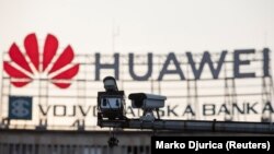 Fotografija zabeležena 12. avgusta 2020. u centru Beograda. Iza kamere za osmatranje prilika u gradu, nazire se reklama za kinesku kompaniju Huawei. 