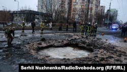 În imagine, salvatori și echipe de investigatori la locul unui bombardament din Kiev, sâmbătă, 18 ianuarie.