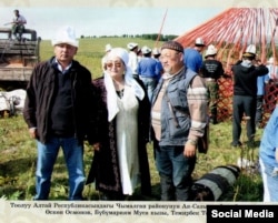 Өскөн Осмонов, Майрамбүбү Сармалдакова жана Темирбек Токтогазиев. Тоолуу Алтай. 2010-ж.