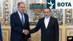 Ministri i Jashtëm i Iranit, Abbas Araqchi, së bashku me homologun e tij rus, Sergei Lavrov. Fotografi nga arkivi. 