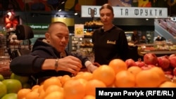 Ветеран Дмитро Пироженко самостійно робить закупи. Пісдя поранення він не ходить, у нього ще не відновлена діяльність рук