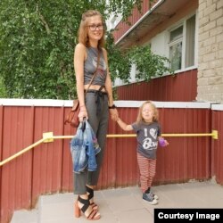 Александра с дочкой