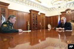 Начальник Генерального штабу зброних сил РФ генерал Валерій Герасимов доповідає очільнику Росії Володимиру Путіну про удари по Україні. Кремль. Росія, 19 квітня 2025 року