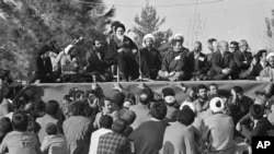 გადასახლებიდან დაბრუნების შემდეგ, ხომეინი სიტყვით გამოდის ბეჰეშტე ზაჰრას სასაფლაოზე.