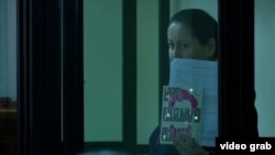 მზია ამაღლობელი სასამართლოს დარბაზში მარია რესას წიგნით ხელში - "როგორ დავამარცხოთ დიქტატორი". შემდგომში ეს წიგნი მზია ამაღლობელის სოლიდარობისა და მხარდაჭერის ერთგვარ სიმბოლოდ იქცა.