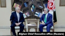 АКШнын чабарманы Залмай Халилзад жана Ооганстандын аткаруу бийлигинин башчысы Абдулла Абдулла. Кабул, 2-сентябрь, 2019-жыл.