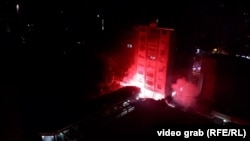 "Pojavilo se 20-tak vozila iz kojih su izašli momci sa palicama, maramama oko usta i odmah počeli da ispaljuju vatromete i topovske udare u pravcu demonstranta", kazao je Aleksandar Stokuća.