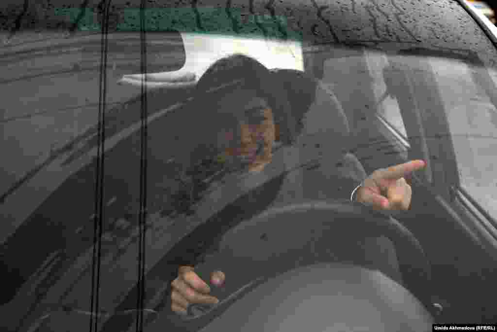 В ответ на вопрос репортера Азаттыка, хочет ли Наргиза уехать в Казахстан, она ответила: "Учиться да, но не жить, я люблю мой Ташкент!"