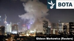 Shtëllungë tymi në Tel Aviv, pas një sulmi të kryer nga Irani më 13 qershor 2025. 
