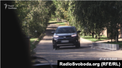 Дружину Володимира Гуцуляка помічали біля будинку у Дмитрівці і у будні, і у вихідні