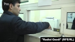 Тажикстандагы банктардын биринин кардары