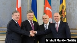 გიორგი კვირიკაშვილი გუამის ფორუმზე 2017 წლის მარტში. მარცხიდან - გიორგი კვირიკაშვილი, უკრაინის პრეზიდენტი პეტრო პოროშენკო, აზერბაიჯანის ვიცე-პრემიერი ისმათ აბასოვი და მოლდოვის პრემიერი პაველ ფილიპი