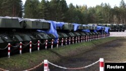 Tancuri Leopard la centrul german de pregătire a soldaților ucraineni, Klietz, Germania