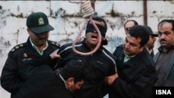 Біләлдің дарға тарту жазасы орындалмады. Соңғы сәтте ұлы өлген әйел жәбірленушінің бетінен шапалақпен тартып жіберді де, "кешірдім" деп мәлімдеді.  