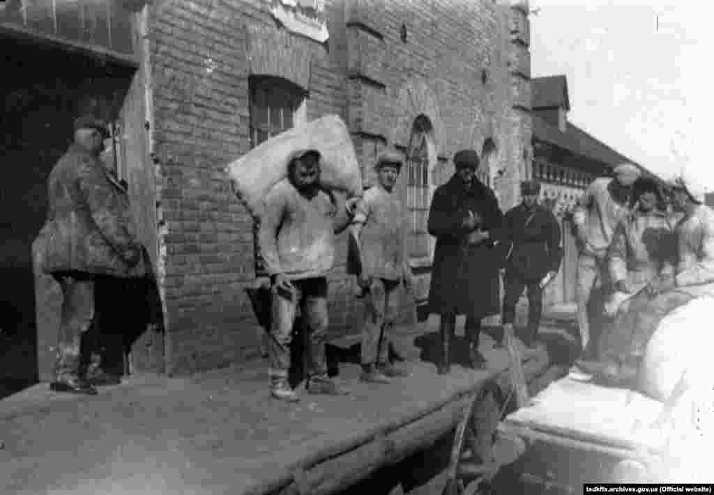 Здача надлишків зерна і сільгосппродуктів на станції Удачна Донецької області, 1933 рік