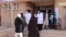 آرشیف، کارمندان صحی در هرات حین اندازه گیری درجه تب مهاجرین برگشته از ایران