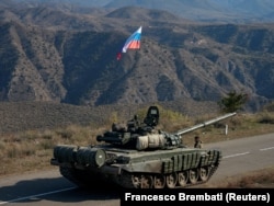 Танк российских миротворческих сил на границе Азербайджана и Армении, ноябрь 2020 г.