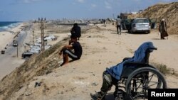 Palestinieni care au fugit din Gaza, din cauza războiului.