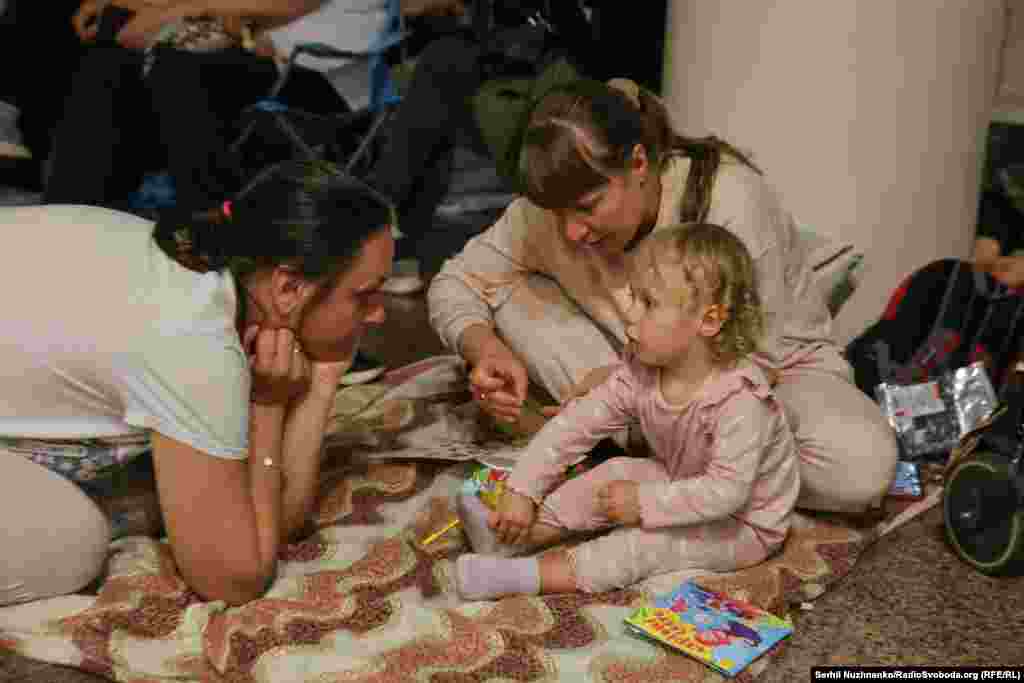 19-июлга караган түнү Орусия Украинанын онго жакын шаарларын жана шаарларын 380ге жакын учкучсуз учактар менен канаттуу жана баллистикалык ракеталар менен аткылаган.