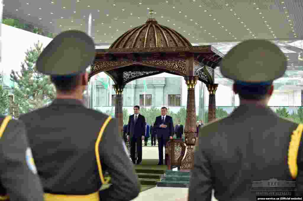 Өзбекстан президенті Шавкат Мирзияев Түркіменстан басшысын "Көксарай" резиденциясында қабылдады.&nbsp;Кейін екі ел президенті Ташкенттегі Ашғабад даңғылының ашылу салтанатына қатысты. 23 сәуір 2018 жыл.