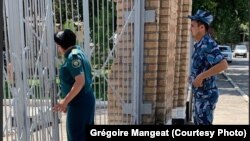 Фотография, сделанная швейцарским адвокатом Гульнары Каримовой у ворот женской колонии. 18 июля 2019 года.
