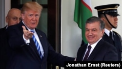 Президент США Дональд Трамп (слева) и президент Узбекистана Шавкат Мирзиеев. Вашингтон, 16 мая 2018 года.