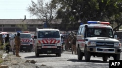 په بلوچستان کې امبولانسونه پر اورګاډي په وسلوال برید کې د وژل شویو سرتېرو جسدونه لېږدوي - د مارچ ۱۳مې انځور.