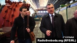 Журналіст програми «Схеми» Олександр Чорновалов (л) на заводі «Турбоатом» у супроводі генерального директора підприємства Віктора Суботіна