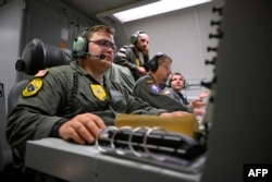 Оператори розвідки НАТО працюють за комп'ютерами на борту літака повітряного спостереження AWACS (системи повітряного попередження та управління) НАТО під час польоту над повітряним простором Польщі в рамках нової місії альянсу Eastern Sentry 19 вересня 2025 року