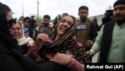 یک خانم اهل سیکهـ بخاطر کشته شدن اعضای خانواده اش در حملات مسلحانه افراد گروه داعش در کابل گریه می‌کند. 