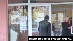 Луѓе пред Агенцијата за вработување на Македонија