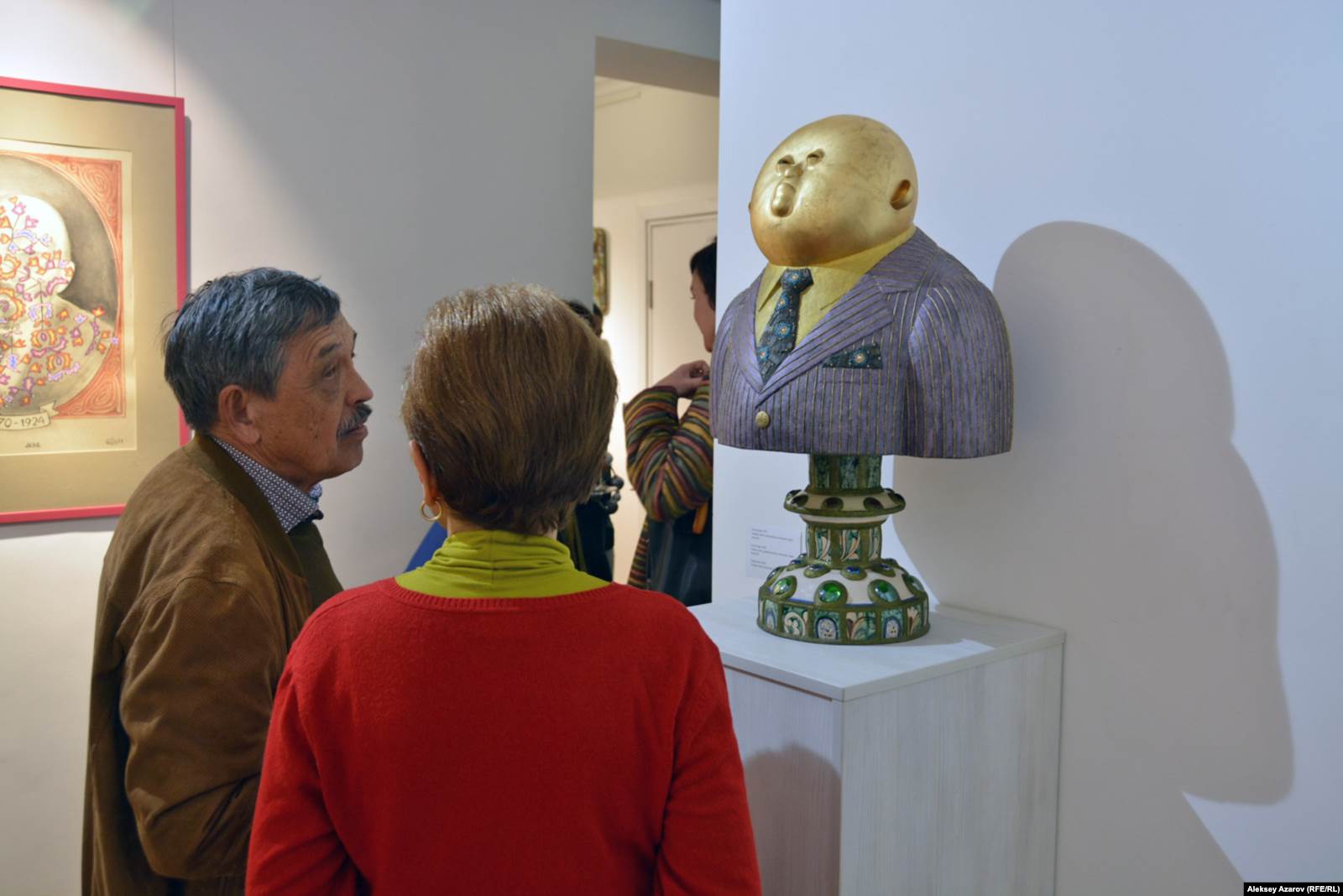 Көрмеге келгендер Гулиевтің "Алтын Адам" скульптурасының алдында тұр. Алматы, 4 сәуір 2019 жыл. 